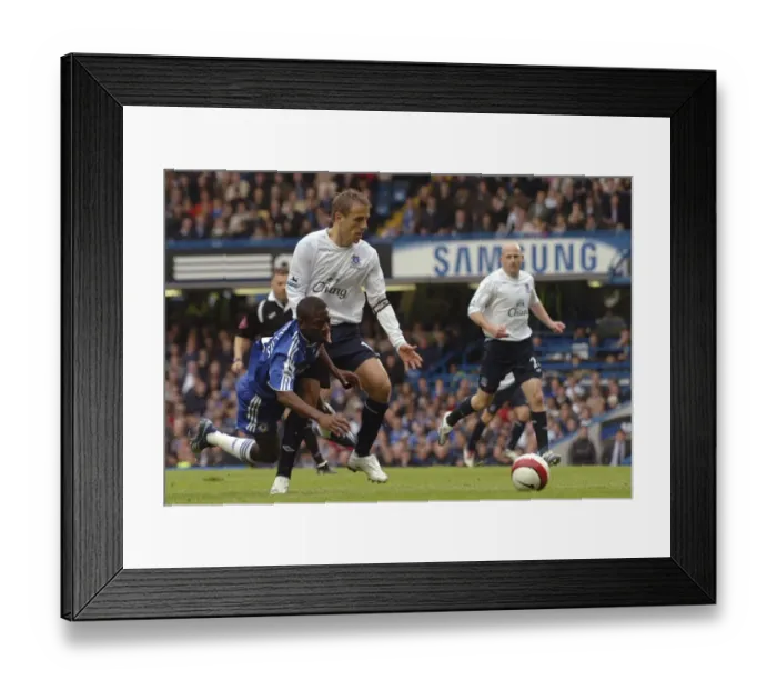 Framed Print : Chelsea v Everton - Shaun Wright Phillips in action against Phil Neville Framed Print : Chelsea v Everton - Shaun Wright Phillips in action against Phil Neville