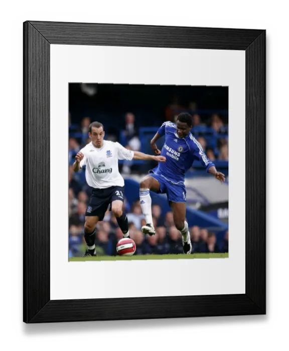 Framed Print : Chelsea v Everton - Leon Osman in action against John Obi Mikel Framed Print : Chelsea v Everton - Leon Osman in action against John Obi Mikel