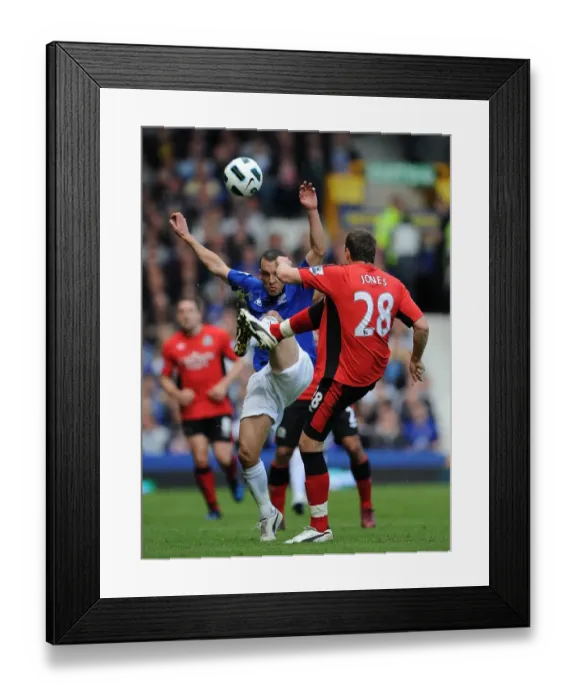 Framed Print : Battle for the Ball: Osman vs Jones - Everton vs Blackburn Rovers, Premier League (2011) Framed Print : Battle for the Ball: Osman vs Jones - Everton vs Blackburn Rovers, Premier League (2011)