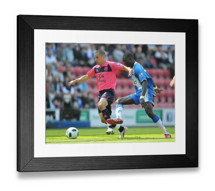 Framed Print : Battle for the Ball: Osman vs. Diame - Everton vs. Wigan Athletic in the Premier League (30 April 2011) Framed Print : Battle for the Ball: Osman vs. Diame - Everton vs. Wigan Athletic in the Premier League (30 April 2011)