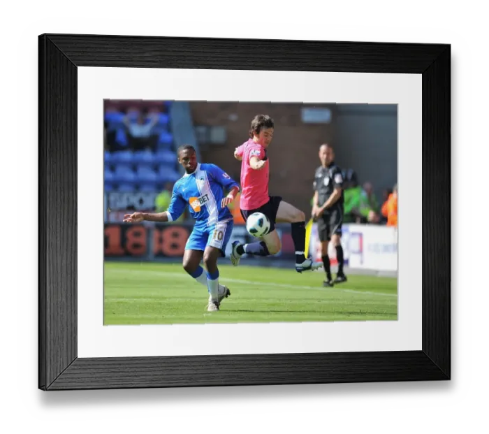 Framed Print : Intense Rivalry: Leighton Baines vs. Charles N'Zogbia - Barclays Premier League Clash (30 April 2011) Framed Print : Intense Rivalry: Leighton Baines vs. Charles N'Zogbia - Barclays Premier League Clash (30 April 2011)