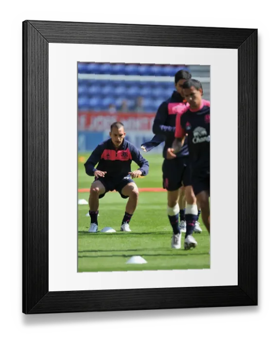 Framed Print : Everton Football Club: Leon Osman and Team-Mates Gear Up for Barclays Premier League Showdown at Wigan Athletic (30 April 2011) Framed Print : Everton Football Club: Leon Osman and Team-Mates Gear Up for Barclays Premier League Showdown at Wigan Athletic (30 April 2011)