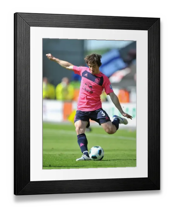 Framed Print : Leighton Baines in Action: Everton vs. Wigan Athletic, Barclays Premier League (30 April 2011) Framed Print : Leighton Baines in Action: Everton vs. Wigan Athletic, Barclays Premier League (30 April 2011)