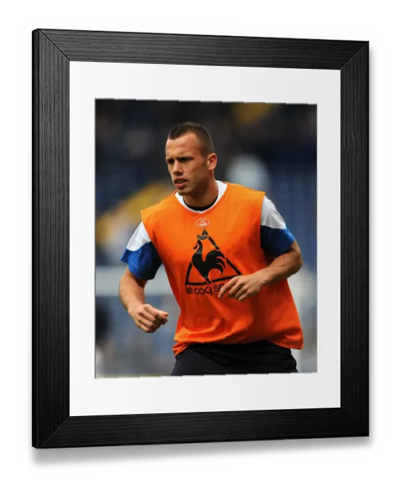 Framed Print : Heitinga's Unyielding Spirit: Everton's Triumph Over West Bromwich Albion (Barclays Premier League, 14 May 2011)