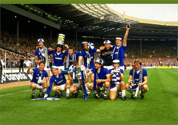Everton's Victory: 1995 FA Cup Champions Celebrate with the Trophy after Defeating Manchester United 2-0
