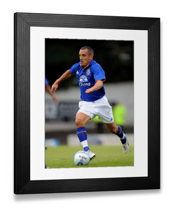 Framed Print : Leon Osman and Everton Squad Kick-Off Pre-Season at Bury's Gigg Lane (July 15, 2011) Framed Print : Leon Osman and Everton Squad Kick-Off Pre-Season at Bury's Gigg Lane (July 15, 2011)
