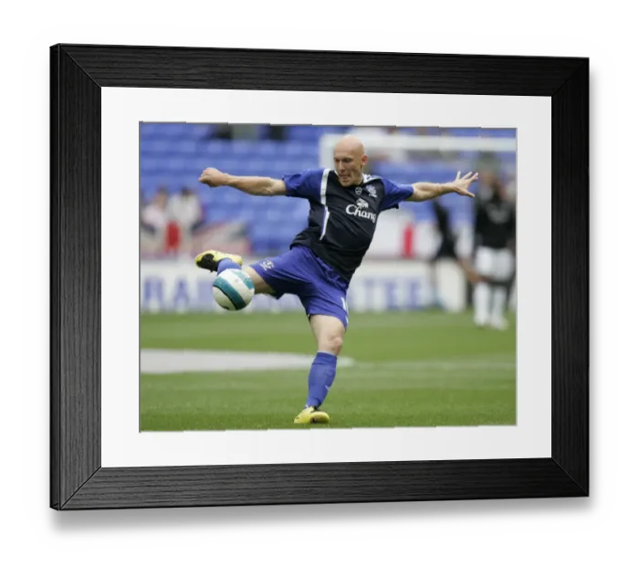 Framed Print : Football - Bolton Wanderers v Everton - FA Barclays Premier League - The Reebok Stadium - 07 / 08 - 1 / 9 / 07 Thomas Gravesen - Everton warms up Mandatory Credit: Action Images / Framed Print : Football - Bolton Wanderers v Everton - FA Barclays Premier League - The Reebok Stadium - 07 / 08 - 1 / 9 / 07 Thomas Gravesen - Everton warms up Mandatory Credit: Action Images /