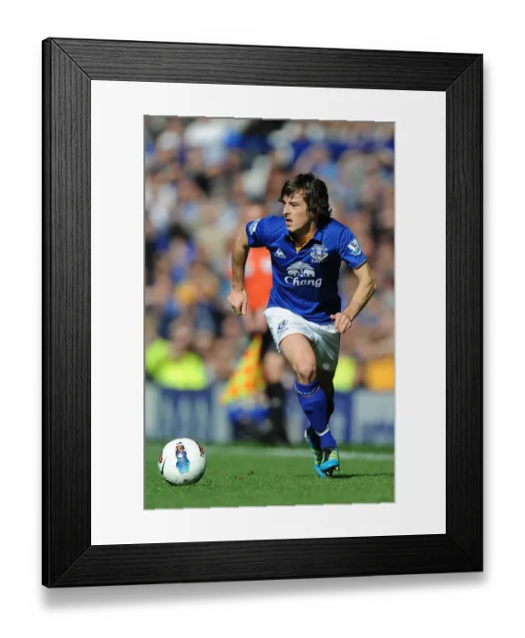 Framed Print : Leighton Baines in Action: Everton vs Wigan Athletic at Goodison Park, Barclays Premier League (September 17, 2011) Framed Print : Leighton Baines in Action: Everton vs Wigan Athletic at Goodison Park, Barclays Premier League (September 17, 2011)