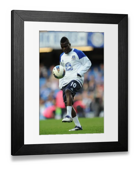 Framed Print : Royston Drenthe of Everton in Pre-Match Warm-up at Stamford Bridge before Chelsea vs Everton (15 October 2011) Framed Print : Royston Drenthe of Everton in Pre-Match Warm-up at Stamford Bridge before Chelsea vs Everton (15 October 2011)