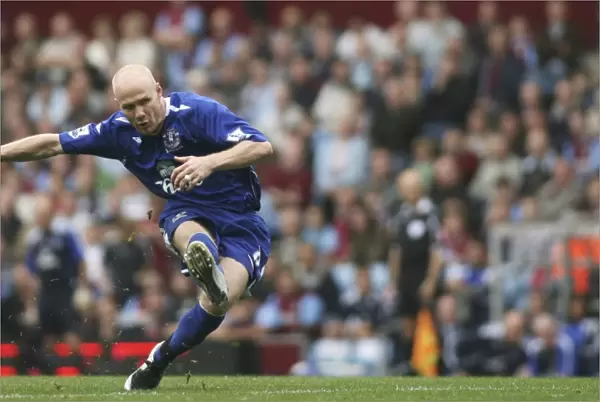 Everton's Andrew Johnson Thunders a Shot at Aston Villa in Barclays Premier League
