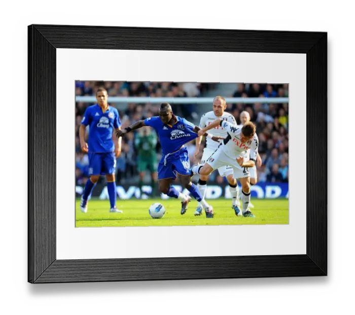 Framed Print : Battle for the Ball: Drenthe vs. Grygera - Fulham vs. Everton, Premier League (2011) Framed Print : Battle for the Ball: Drenthe vs. Grygera - Fulham vs. Everton, Premier League (2011)