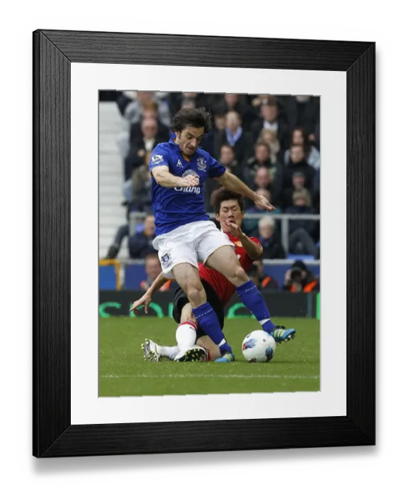Framed Print : Battle for the Ball: Park vs. Baines - Everton vs. Manchester United, Premier League (2011) Framed Print : Battle for the Ball: Park vs. Baines - Everton vs. Manchester United, Premier League (2011)