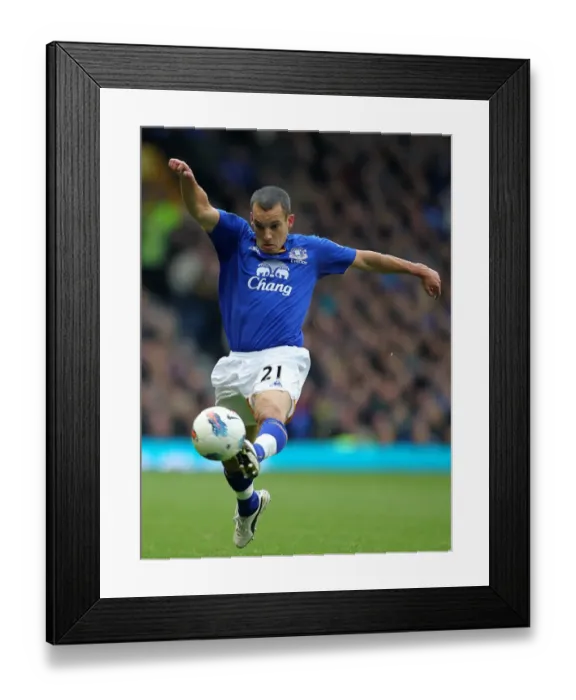 Framed Print : Leon Osman in Action for Everton Against Manchester United (29 October 2011)
