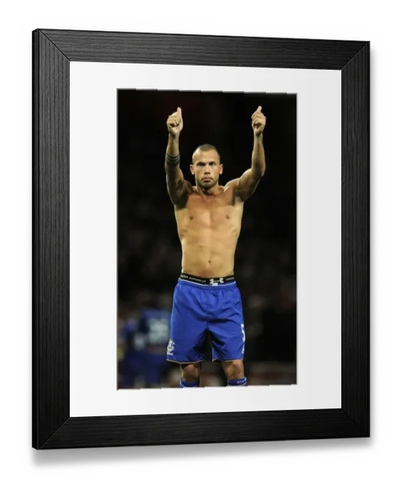 Framed Print : Heitinga at Emirates: Intense Battle in Arsenal vs. Everton, Barclays Premier League (10 December 2011) Framed Print : Heitinga at Emirates: Intense Battle in Arsenal vs. Everton, Barclays Premier League (10 December 2011)
