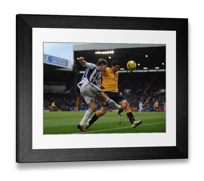 Framed Print : Battle for the Ball: Stracqualursi vs. Jones at The Hawthorns - Everton vs. West Bromwich Albion, Premier League (2012) Framed Print : Battle for the Ball: Stracqualursi vs. Jones at The Hawthorns - Everton vs. West Bromwich Albion, Premier League (2012)