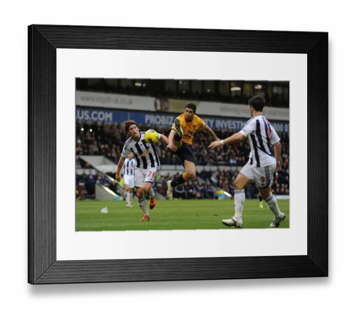 Framed Print : Battle for the Ball: Stracqualursi vs Jones - Everton vs West Bromwich Albion, Premier League (01 January 2012) Framed Print : Battle for the Ball: Stracqualursi vs Jones - Everton vs West Bromwich Albion, Premier League (01 January 2012)