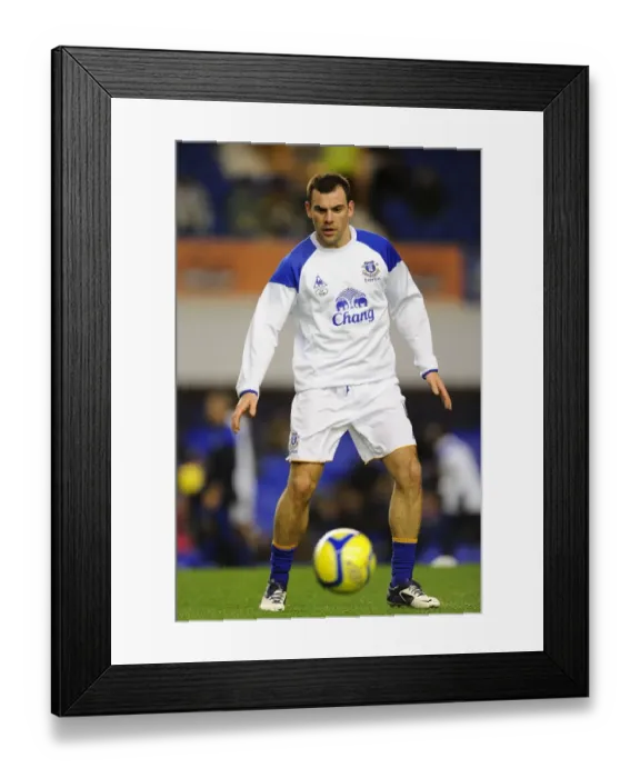 Framed Print : FA Cup Fourth Round Battle at Goodison Park: Darron Gibson's Unwavering Determination (Everton vs Fulham, 27 January 2012) Framed Print : FA Cup Fourth Round Battle at Goodison Park: Darron Gibson's Unwavering Determination (Everton vs Fulham, 27 January 2012)