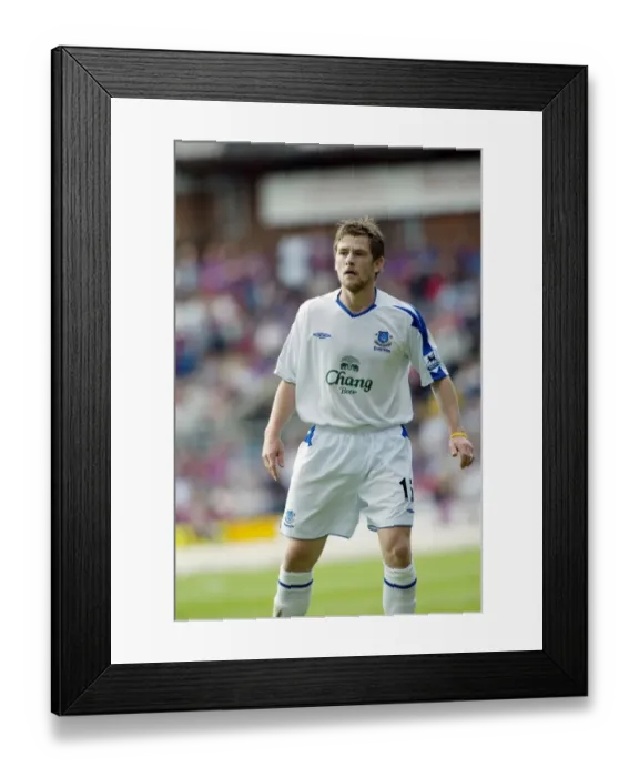 Framed Print : Gary Naysmith in Action for Everton vs Crystal Palace, Barclays Premiership, Selhurst Park - August 21, 2004 Framed Print : Gary Naysmith in Action for Everton vs Crystal Palace, Barclays Premiership, Selhurst Park - August 21, 2004