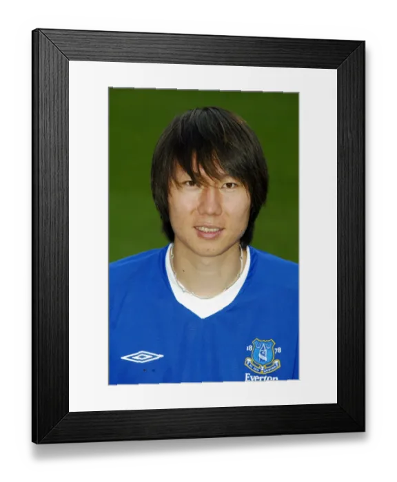 Framed Print : Li Tie with Everton FC: Team Picture and Portraits