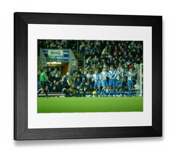 Framed Print : Thomas Gravesen hits a free-kick Framed Print : Thomas Gravesen hits a free-kick