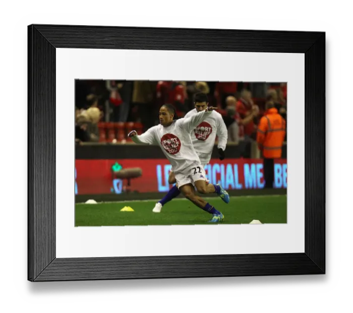 Framed Print : Everton's Steven Pienaar Sprints During Anfield Warm-Up (13 March 2012, Barclays Premier League) Framed Print : Everton's Steven Pienaar Sprints During Anfield Warm-Up (13 March 2012, Barclays Premier League)