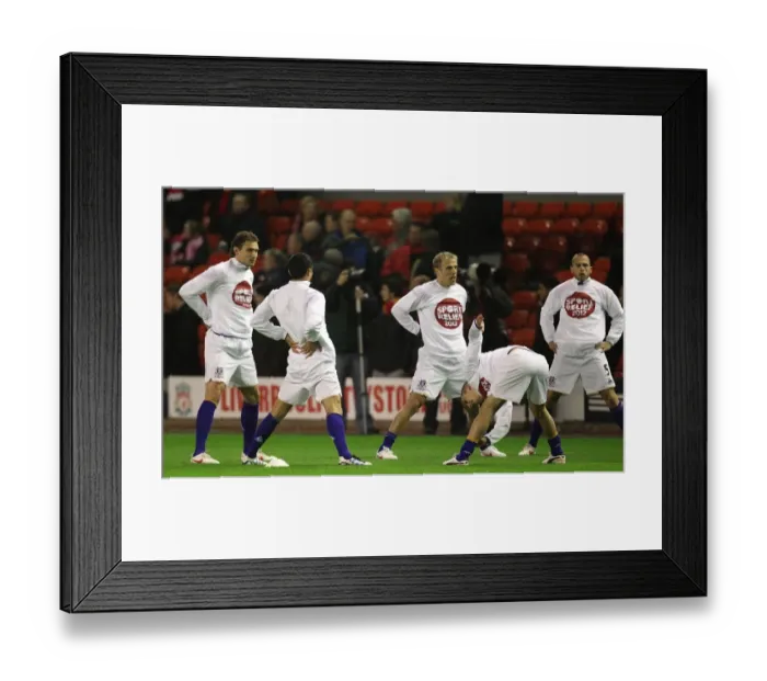 Framed Print : Everton Players Prepare for Battle: Jelavic, Stracqualursi, Neville, Osman, Heitinga Stretch Before Anfield Clash (13 March 2012) Framed Print : Everton Players Prepare for Battle: Jelavic, Stracqualursi, Neville, Osman, Heitinga Stretch Before Anfield Clash (13 March 2012)