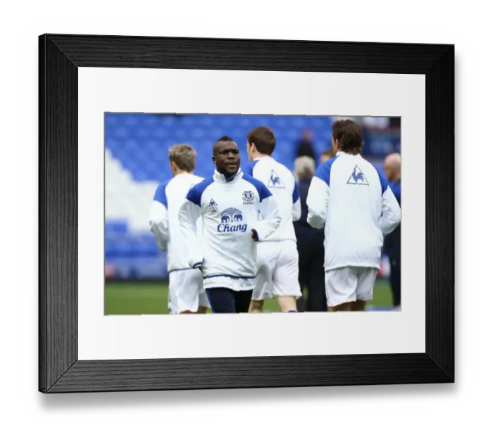 Framed Print : Everton FC: Royston Drenthe Joins Team Warm-Up Before FA Cup Showdown vs. Sunderland (17 March 2012) Framed Print : Everton FC: Royston Drenthe Joins Team Warm-Up Before FA Cup Showdown vs. Sunderland (17 March 2012)