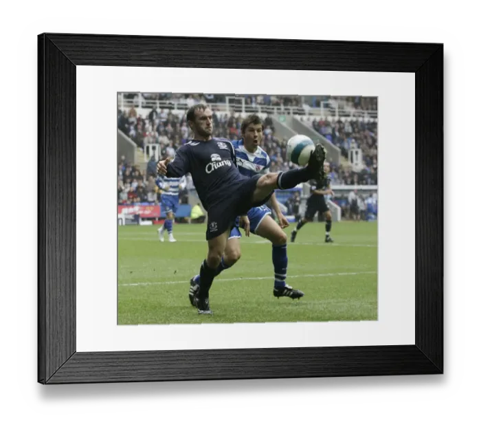 Framed Print : McFadden vs Oster: Everton vs Reading FA Premier League Clash (07 / 08) Framed Print : McFadden vs Oster: Everton vs Reading FA Premier League Clash (07 / 08)