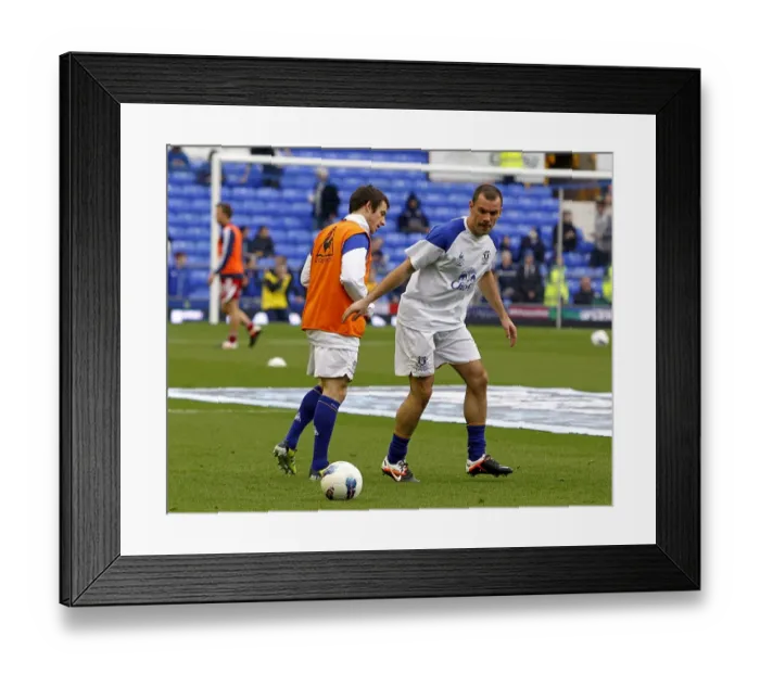 Framed Print : Everton FC: Baines and Gibson Preparing for Action against West Bromwich Albion (March 31, 2012) Framed Print : Everton FC: Baines and Gibson Preparing for Action against West Bromwich Albion (March 31, 2012)
