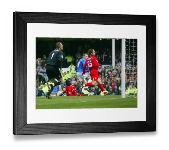 Framed Print : Duncan Ferguson grabs the equaliser Framed Print : Duncan Ferguson grabs the equaliser