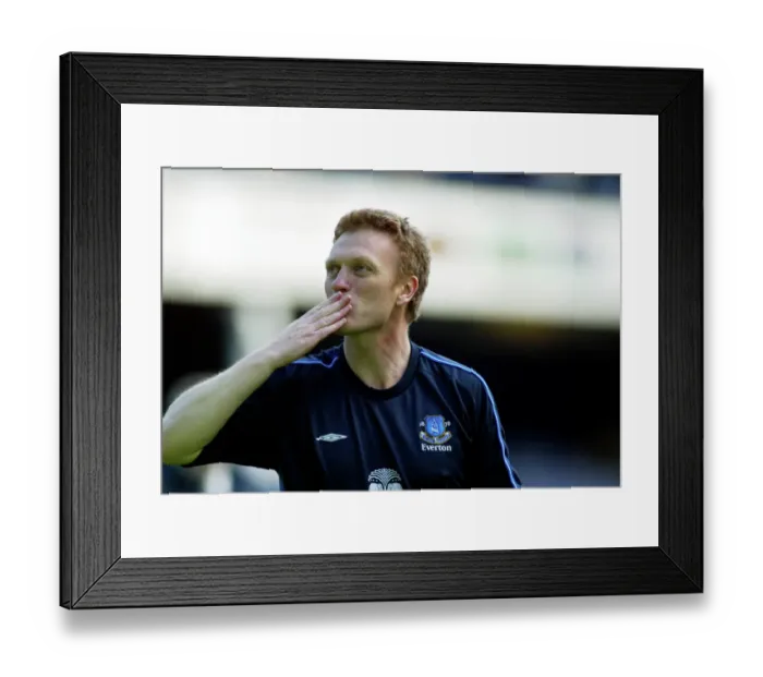 Framed Print : David Moyes blows a kiss to the Evertonians Framed Print : David Moyes blows a kiss to the Evertonians