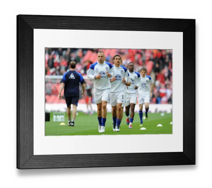 Framed Print : Tim Cahill and Everton Team-mates Prepare for FA Cup Semi-Final Showdown Against Liverpool (April 14, 2012)