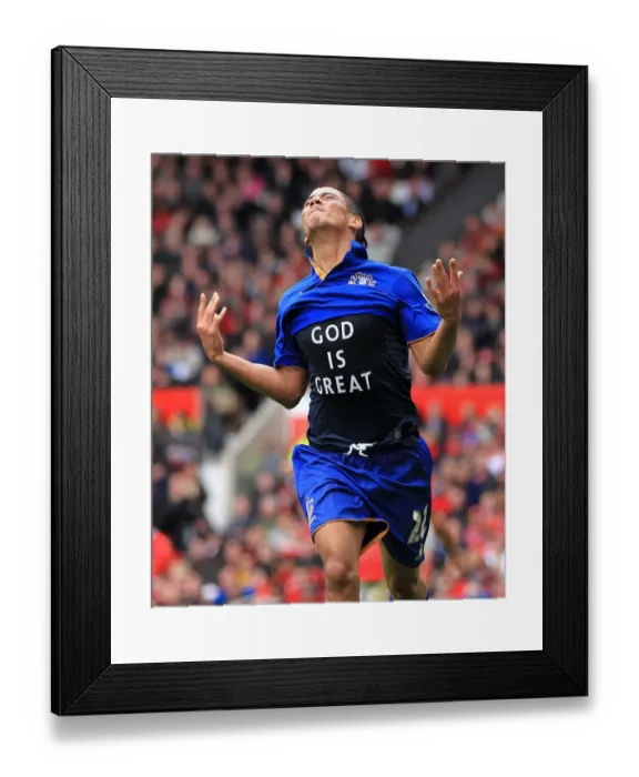 Framed Print : Steven Pienaar's God is Great Goal: Everton's Fourth Strike Against Manchester United (22 April 2012) Framed Print : Steven Pienaar's God is Great Goal: Everton's Fourth Strike Against Manchester United (22 April 2012)