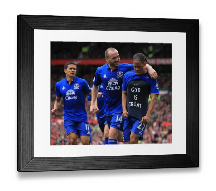 Framed Print : Steven Pienaar's Inspiring Goal and Divine Celebration: Everton's Historic Victory over Manchester United (22 April 2012, Barclays Premier League)