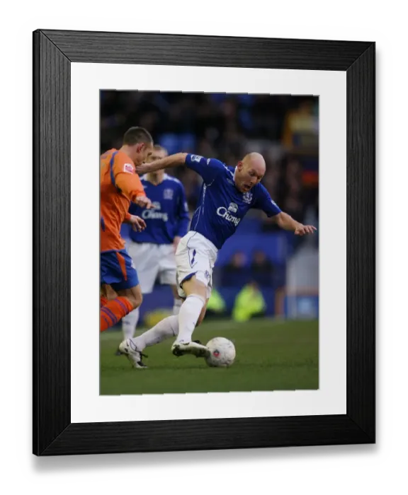 Framed Print : Thomas Gravesen: Everton's Midfield Maestro in FA Cup Battle against Oldham Athletic (07 / 08) Framed Print : Thomas Gravesen: Everton's Midfield Maestro in FA Cup Battle against Oldham Athletic (07 / 08)
