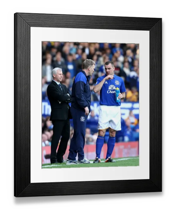 Framed Print : Everton's Moyes and Gibson in Deep Discussion: Premier League Clash vs. Newcastle United (13 May 2012)