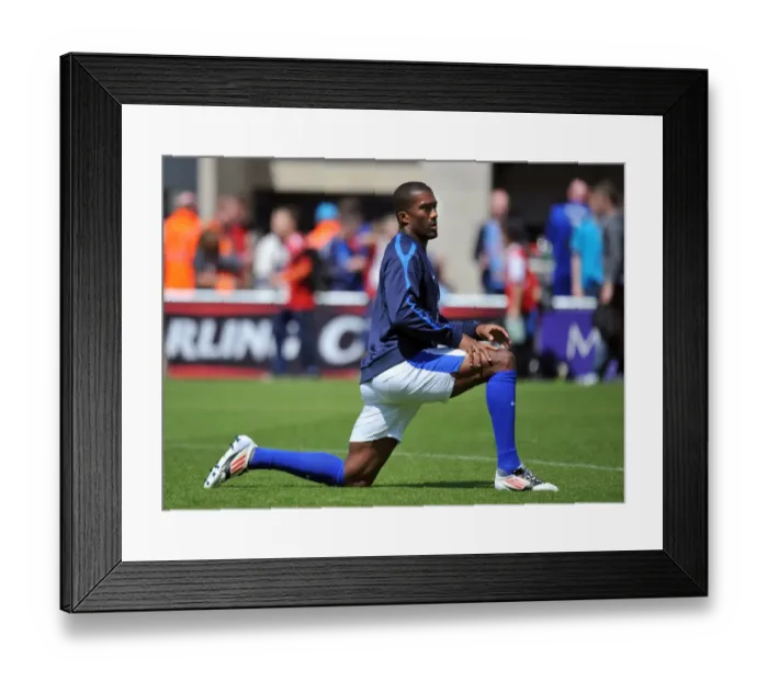 Framed Print : Everton's Sylvain Distin in Pre-Season Action: Everton vs Morecambe at Globe Arena