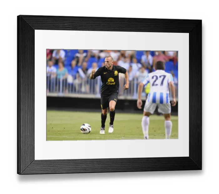 Framed Print : Heitinga's Thrilling Performance: Everton vs Malaga CF at La Rosaleda Stadium