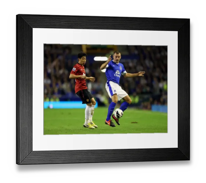 Framed Print : Gibson vs Kagawa: Everton's 1-0 Victory Over Manchester United (2012)