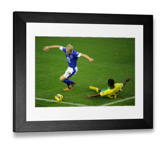 Framed Print : Naismith Dodges Tettey: Everton vs. Norwich City's Thrilling Draw (1-1) Framed Print : Naismith Dodges Tettey: Everton vs. Norwich City's Thrilling Draw (1-1)