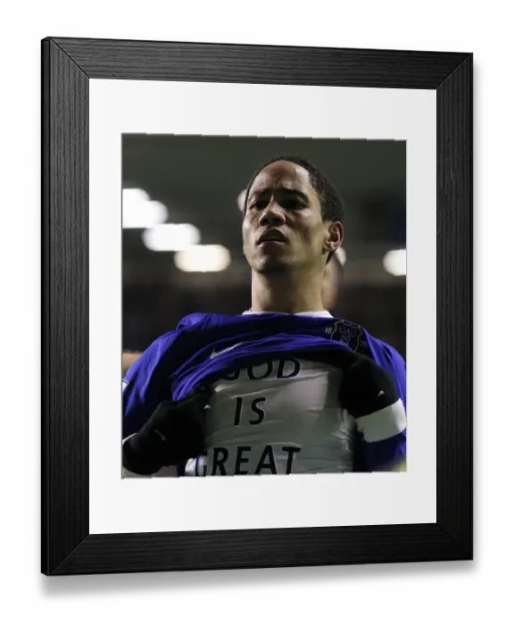 Framed Print : Everton's Steven Pienaar: God is Great - Everton 2-1 Tottenham Hotspur (12-09-2012)
