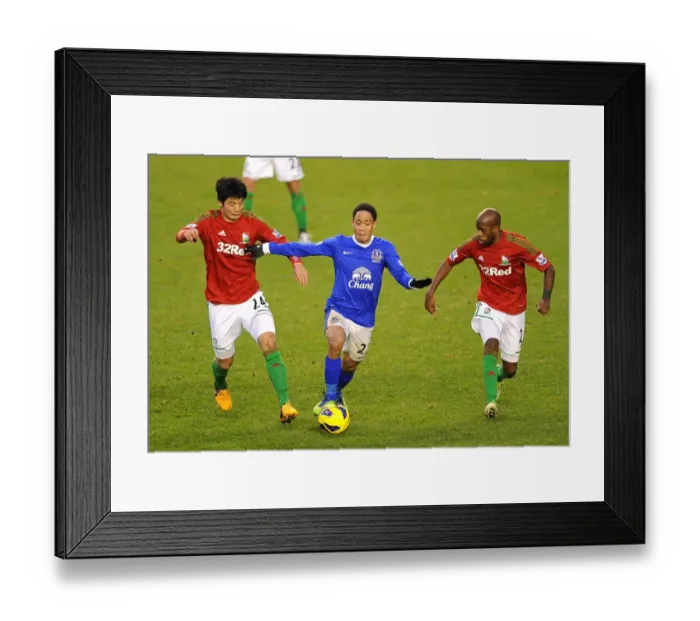Framed Print : Everton vs Swansea City: Steven Pienaar's Intense Battle in the Premier League Rivalry at Goodison Park (12-01-2013)