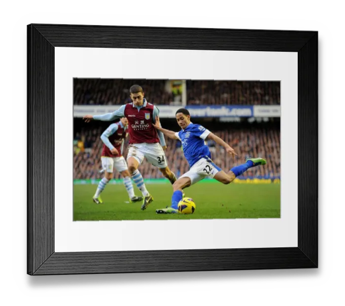 Framed Print : Thrilling 3-3 Draw at Goodison Park: Pienaar vs. Lowton Framed Print : Thrilling 3-3 Draw at Goodison Park: Pienaar vs. Lowton