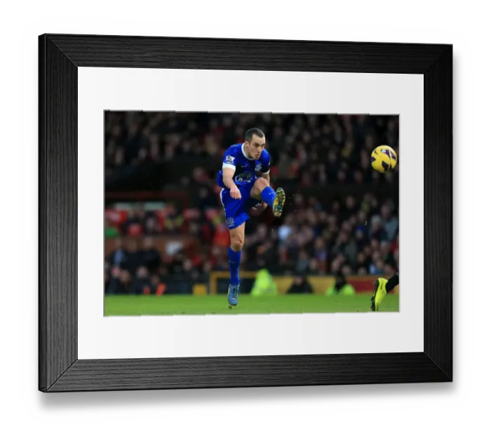 Framed Print : Leon Osman's Brave Display: Everton's 2-0 Defeat at Old Trafford (10-02-2013) Framed Print : Leon Osman's Brave Display: Everton's 2-0 Defeat at Old Trafford (10-02-2013)