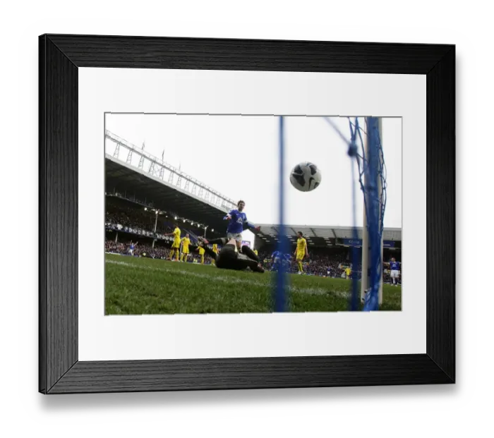 Framed Print : Evertons Steven Pienaar scores his sides second goal Framed Print : Evertons Steven Pienaar scores his sides second goal