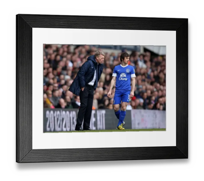 Framed Print : Everton's David Moyes Consults Leighton Baines on Touchline at Tottenhotspur vs. Everton, 2013 Framed Print : Everton's David Moyes Consults Leighton Baines on Touchline at Tottenhotspur vs. Everton, 2013