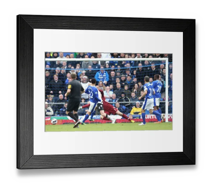 Framed Print : Steven Pienaar Scores the Opener: Everton's Triumph Over Fulham in Barclays Premier League (27-04-2013, Goodison Park) Framed Print : Steven Pienaar Scores the Opener: Everton's Triumph Over Fulham in Barclays Premier League (27-04-2013, Goodison Park)