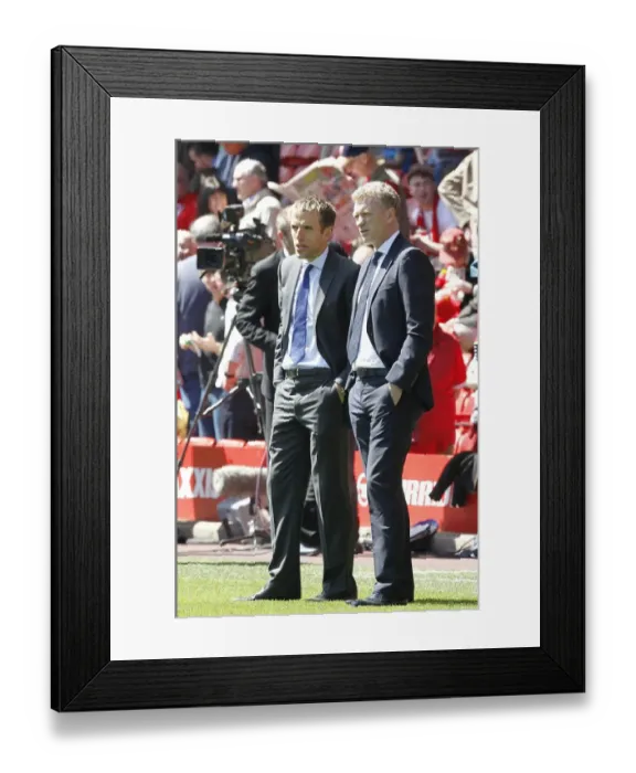 Framed Print : Pre-Match Huddle: David Moyes and Phil Neville at Anfield, 2013 (0-0) Framed Print : Pre-Match Huddle: David Moyes and Phil Neville at Anfield, 2013 (0-0)