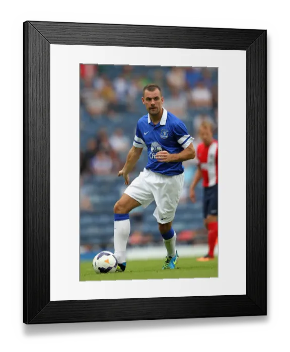 Framed Print : Darron Gibson Scores in Everton's Pre-Season Victory over Blackburn Rovers (27-07-2013) Framed Print : Darron Gibson Scores in Everton's Pre-Season Victory over Blackburn Rovers (27-07-2013)