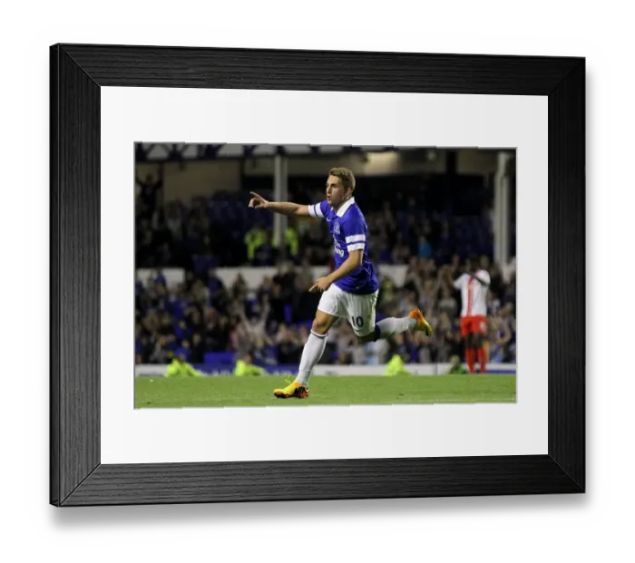 Framed Print : Deulofeu's Stunner: Everton's Game-Winning Goal in Capital One Cup Victory over Stevenage (28-08-2013)